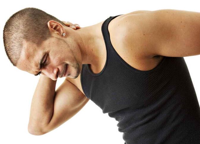 Ni awọn igba miiran, irora pẹlu osteochondrosis thoracic tan si ọrun